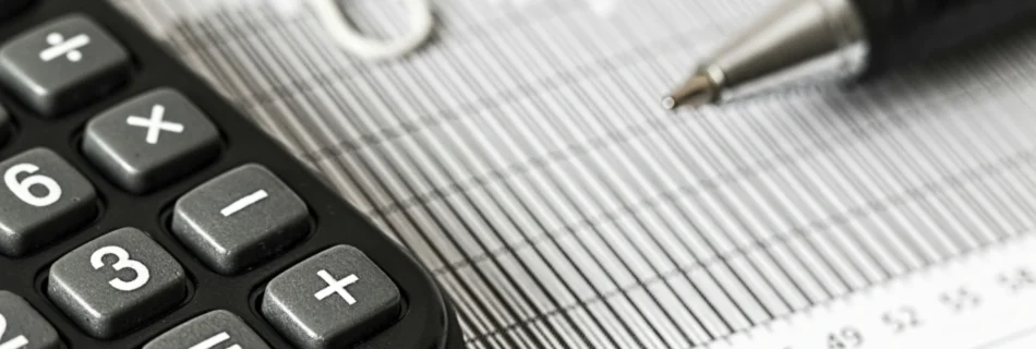 calculadora, boligrafo y documentos